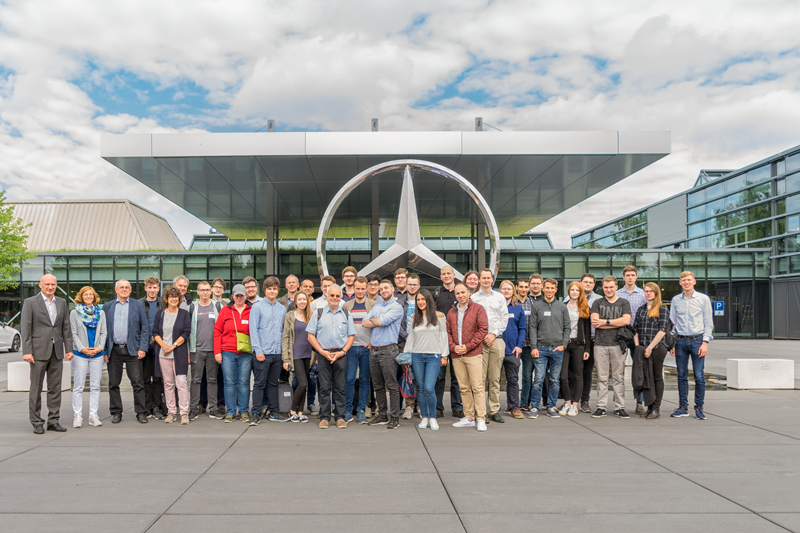Vor dem Mercedes-Kundencenter in Sindelfingen: Die Alumni der Informatik Dortmund